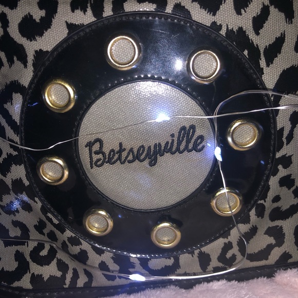 Betseyville “Call Me” Crossbody Bag - Picture 5 of 7